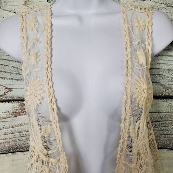 Vivid Collection of NY Women’s Ivory Crochet Lace Vest Large Boho Festival Top - Picture 6 of 11